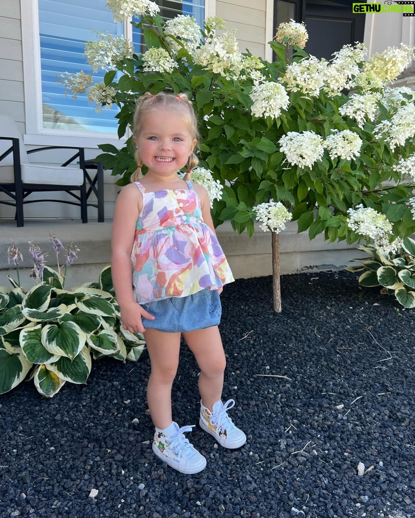 Lindsay Arnold Instagram - Sage's last day of school vs her first day š„¹š«¶ my baby girl!!!!!!! Theme for her last day of class was "crazy hat and socks" but for Sage that turned into a full crazy get up š I love this girl so much and watching her grow and learn so much this past school year has been the most rewarding thing. We love our sweet girl! #firstdayofschool #lastdayofschool #toddlersofinstagram