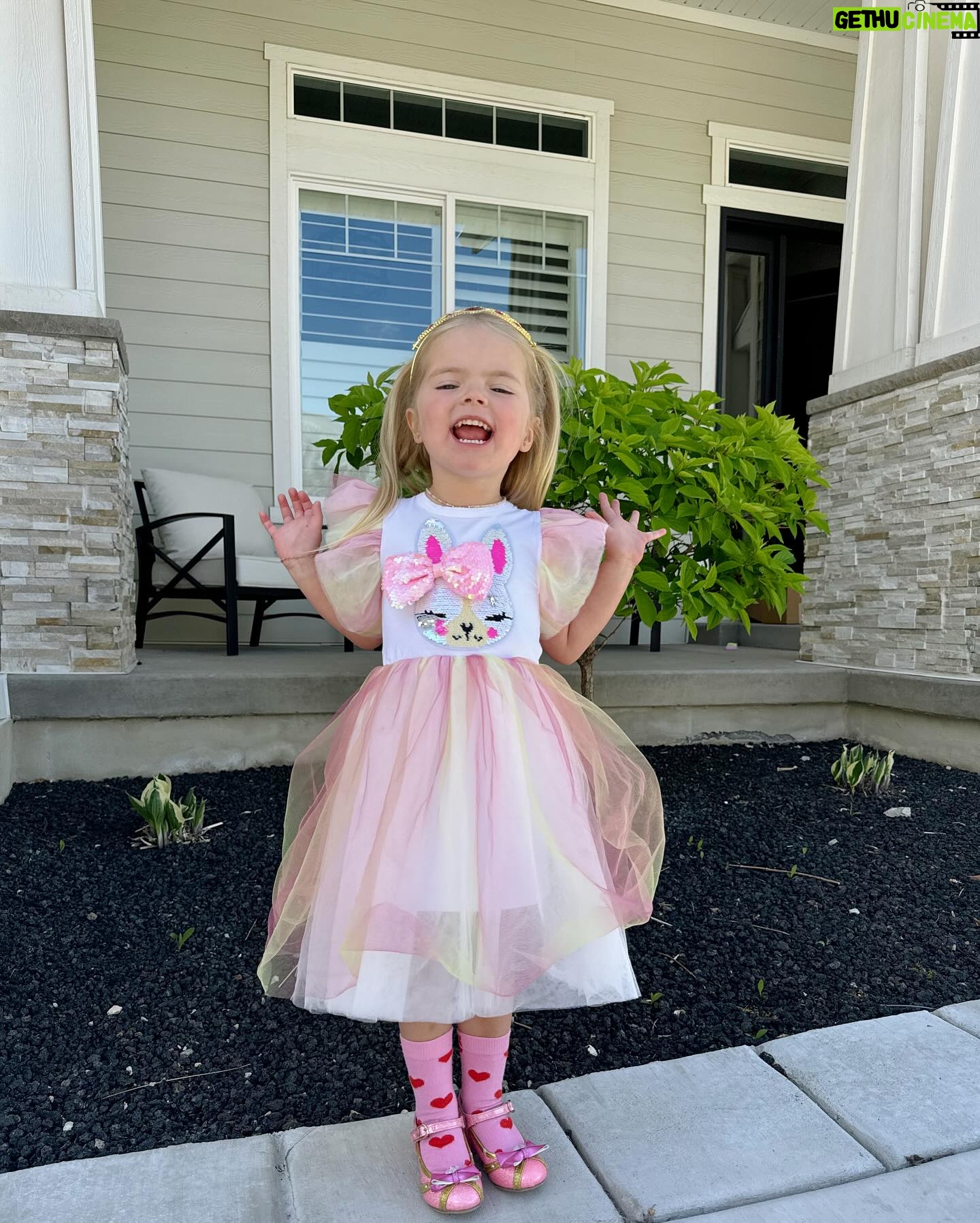 Lindsay Arnold Instagram - Sage's last day of school vs her first day š„¹š«¶ my baby girl!!!!!!! Theme for her last day of class was "crazy hat and socks" but for Sage that turned into a full crazy get up š I love this girl so much and watching her grow and learn so much this past school year has been the most rewarding thing. We love our sweet girl! #firstdayofschool #lastdayofschool #toddlersofinstagram