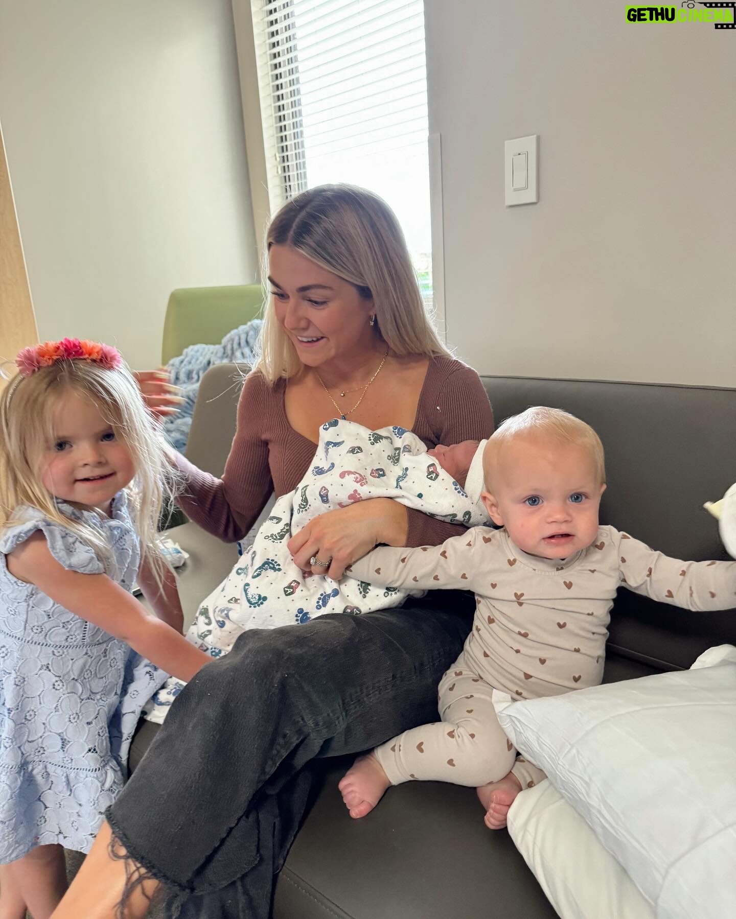 Lindsay Arnold - 125.3K Likes - Baby boy is here 😭🫶 we love you so much Rez! Thanks for making me another cute nephew @brynleyarnold @donmcginnis 🫶
#babyboy #newbaby #nephew