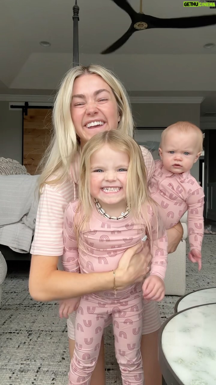 Lindsay Arnold Instagram - Love getting cozy for bedtime with my girls in our favorite new @hannaandersson HannaSoft pajamas #hannapartner #lifeinhanna