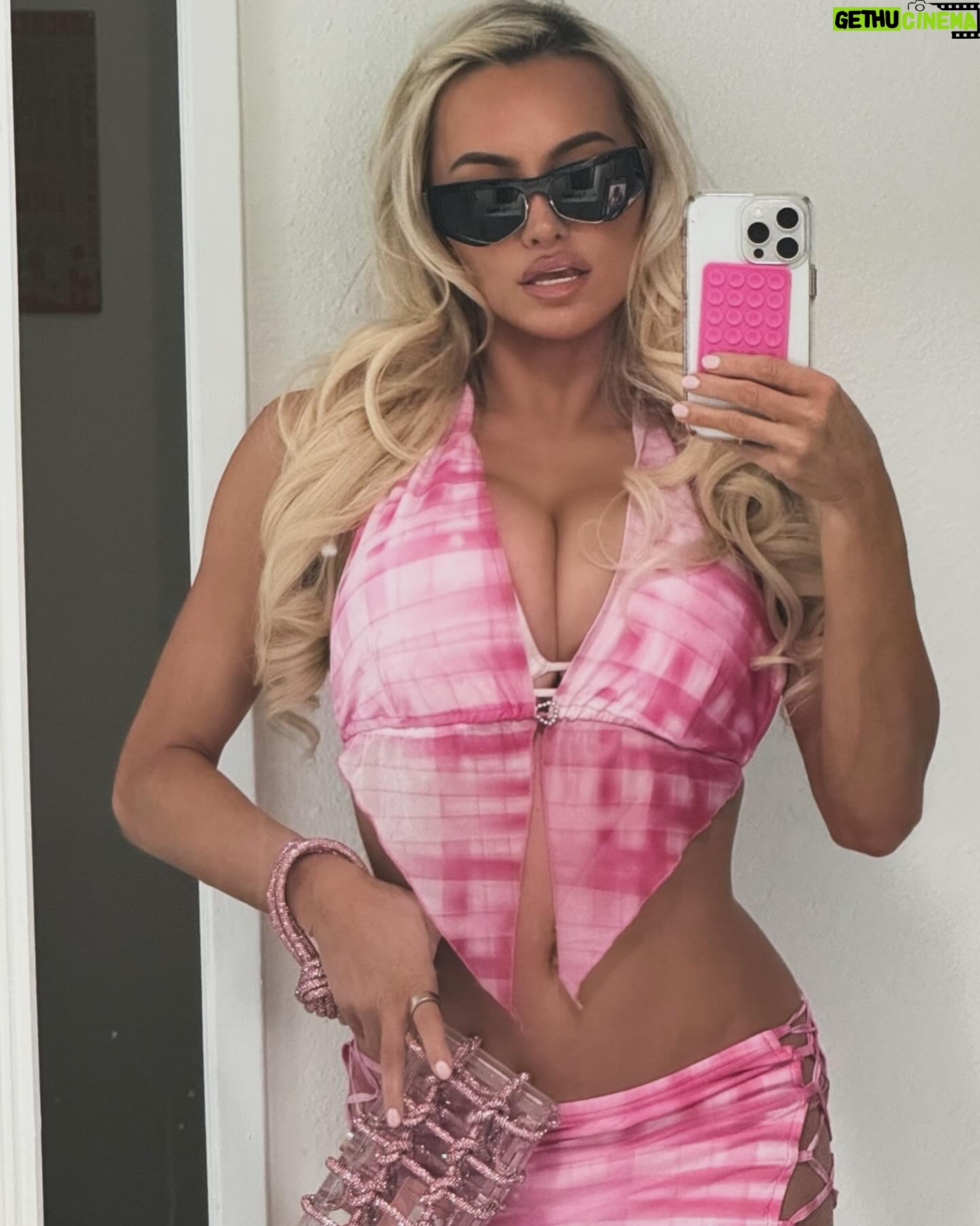 Lindsey Pelas Instagram - Paris, Coachella and a little in between… ☺️ Are you a desert or a city person?