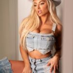 Lindsey Pelas Instagram - She’s outside and she’s giggling 🤠