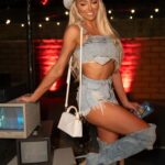 Lindsey Pelas Instagram - She’s outside and she’s giggling 🤠