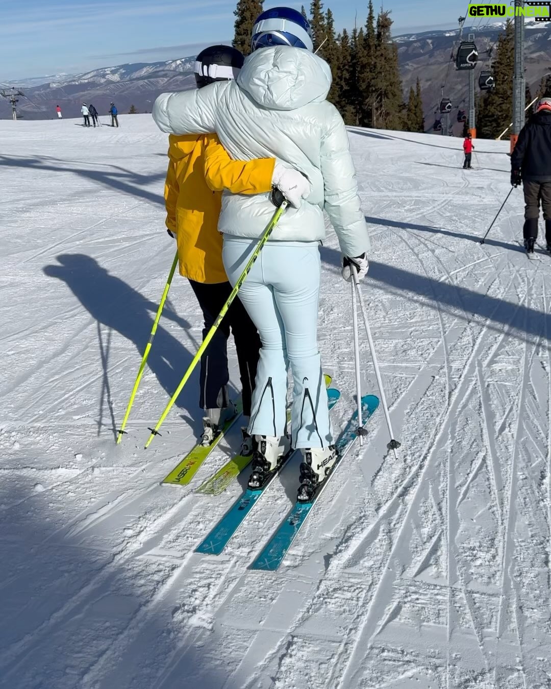 Lindsey Vonn Instagram - What a year… from skiing Kitzbühel at night to traveling the world and back to laying on the couch after another surgery… meeting new friends and spending time with the ones I love…and maybe over working myself (just maybe 😜)… it’s been real 2023… but let’s kick some ass 2024!!!! 💪🏻💪🏻💪🏻 #2024 #LFG