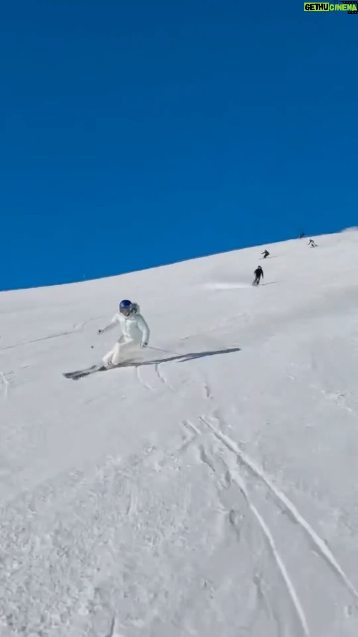 Lindsey Vonn Instagram - Looking back at the last 7 days it’s been probably one of the craziest and most fun on the mountain I’ve ever had…definitely the best since stepping away from racing that’s for sure! I’ve been waiting my whole life to ski with my friends and it finally happened with a lot of them! Still need some snowboard lessons @shaunwhite but all in all, it was epic! Love you guys ❤️ In order of appearance: @ashleygraham Me 😉🤪 @giorgio_rocca @shaunwhite @rogerfederer @shaunwhite