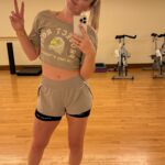 Lindsey Vonn Instagram - Sneak peek!! New @projectrock gear in testing mode while on the road 💪🏻 back of this shirt is one of my all time favs!! Hope everyone has a great weekend!! #LFG