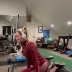 Lindsey Vonn Instagram - Last night’s workout session to start the week off right 💪🏻 Had a furry partner with me to check my form lol 🐶 thx Lucy ❤️@vonndogs