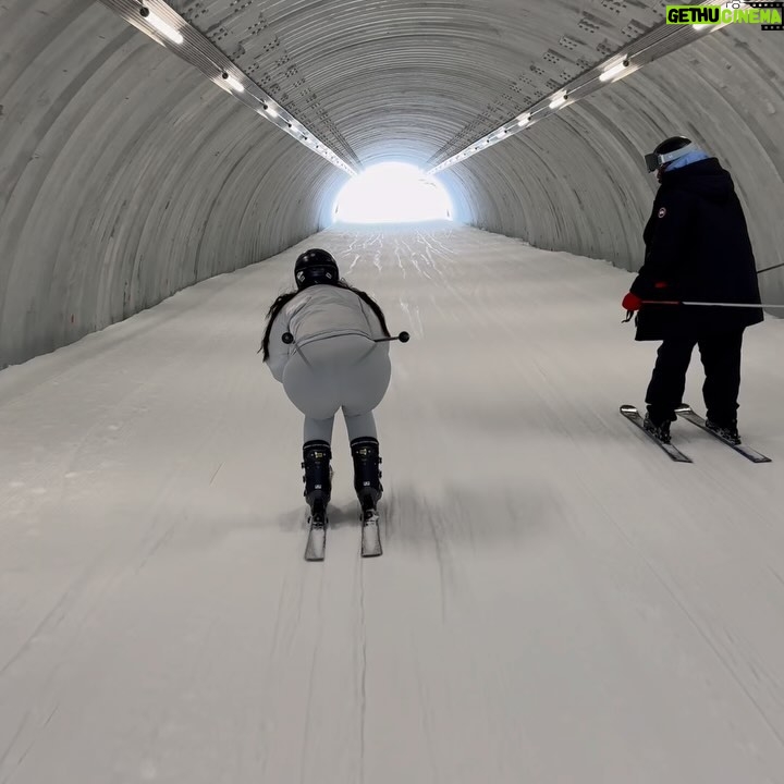 Lindsey Vonn Instagram - Ash, you’ve given me new meaning to PIZZA!!🍕⛷️ Loved being on the mountain with you and hopefully my crazy mom yelling helped lol! But seriously, you didn’t fall once and I’m so proud!! Next time we’ll work on more 🍟!! ❤️ U!! 🍕🍟⛷️❤️👯♀️🍷😈