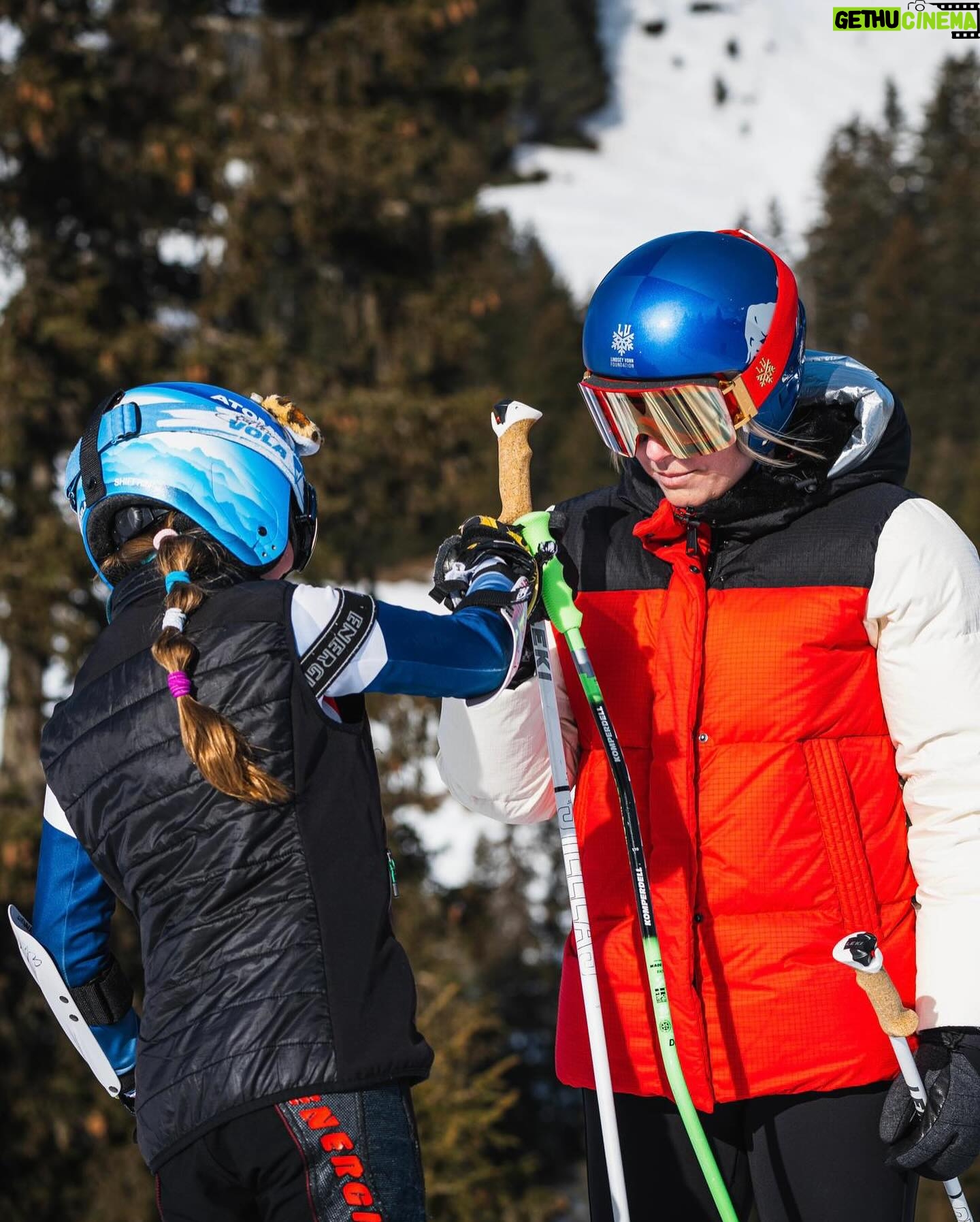 Lindsey Vonn Instagram - “Sport has the power to change the world.” -Nelson Mandela. The example we set has an impact that goes far beyond sports. We see that every day in people like @billiejeanking and what @sabrina_i just did with @stephencurry30 and many more. Giving back and helping the next generation is something I’m very passionate about and it’s something my Mom cared about deeply as well. Grit, determination, integrity, hard work and overcoming adversities are all core lessons I learned from ski racing and from my family. Those are some of the main qualities I try to instill into every young person I meet and they are the fundamentals of the @lindseyvonnfoundation. Working with the kids at @aiglonswitzerland was engaging and motivating for me. To see the impact you can have on a young person is most rewarding victory. Plus, I loved being back in Switzerland and I think I can speak for everyone when I say we all had a lot of fun on the slopes as well ⛷🗻 I’m already looking forward to being back! #Switzerland #MountainSchool
