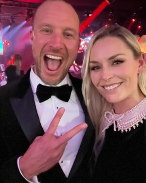 Lindsey Vonn Instagram - Missing Kitzbühel this year…but these memories will stay with me forever… from cheering on my teammates 🇺🇸 with my family, to hanging with @schwarzenegger and @akilde in the finish (miss you this year Alex-heal fast!), hanging with the great @asvindal and Franz Klammer, to skiing the Streif last year at night (and my Dad falling asleep at the start of it 🤦🏼‍♀️😂)… it’s one of the greatest ski races in the world!!! Wishing all the competitors lots of luck! XO 💪🏻🩵⛷️