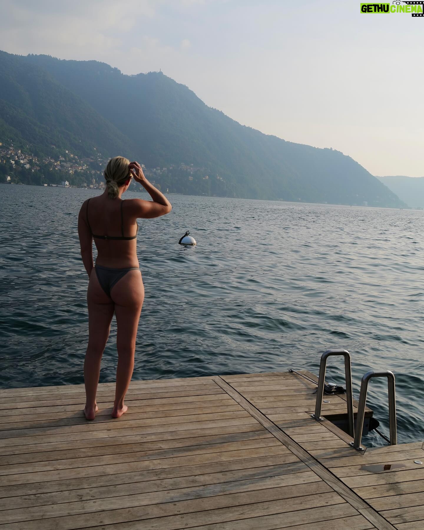 Lindsey Vonn Instagram - What a year… from skiing Kitzbühel at night to traveling the world and back to laying on the couch after another surgery… meeting new friends and spending time with the ones I love…and maybe over working myself (just maybe 😜)… it’s been real 2023… but let’s kick some ass 2024!!!! 💪🏻💪🏻💪🏻 #2024 #LFG
