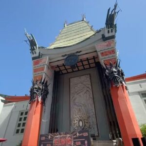 Lisa Marie Presley Instagram - My family and I are so truly honored and grateful to have been asked to put our handprints in such an incredible and historic place together @chinesetheatres on @hwdwalkoffame 🖐️💙

Thank You @wbpictures @elvismovie @bazluhrmann @austinbutler  #elvismovie