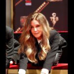 Lisa Marie Presley Instagram - My family and I are so truly honored and grateful to have been asked to put our handprints in such an incredible and historic place together @chinesetheatres on @hwdwalkoffame 🖐️💙 Thank You @wbpictures @elvismovie @bazluhrmann @austinbutler #elvismovie