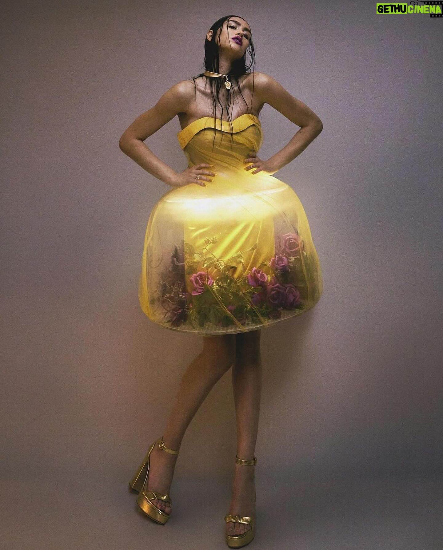 Lisa Rinna Instagram - Repost from @gregswalesart • Glowing💡@ameliagray 📸 @gregswalesart style @danyulbrown wearing @undercover_lab @messika Hair @jakegallagherhair Makeup 👁️ @ttmakarova light team @callmeyo @shawnmccarney @messika production @agpnyc