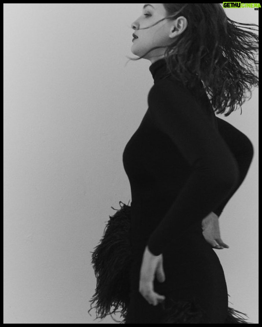 Lisa Vicari Instagram - time for a new playlist! it is called “cold snap” and hopefully bring you some warm thoughts in the colder months link in bio enjoyyy xx (and as always: please let me know your fav tunes at the moment)