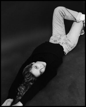 Lisa Vicari Instagram - rofnl
[accronmym: rolling on floor not laughing]

🙃

photographer: @valeria.mitelman.photo