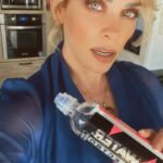 Lisset Instagram - @zoewater la auténtica agua alcalina ahora #zoewaterelectro con sus espectaculares sabores!!! Uva, fresa, mandarina y sorpresa!!!