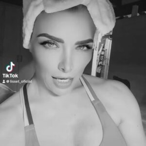Lisset Instagram - Y ASÍ… 🖤