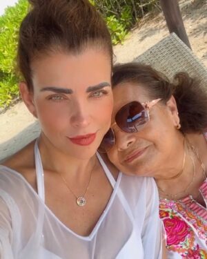 Lisset Instagram - AGRADEZCO PROFUNDAMENTE A DIOS, A LA VIDA QUE ME HAYA REGALADO A ÉSTE PEDAZO DE MUJERSOTA COMO MAMÁ, SIN DUDA TENGO A LA MEJOR!!! ERES IMPRESIONANTE!! LA VIDA NO ME ALCANZARÍA PARA AGRADECERTE TANTO Y TODO!!! TE AMO PROFUNDAMENTE MADRE SAGRADA DE MI VIDA!!! TE AMO Y ADMIRO CON TODO MI SER!!! FELIZ DÍA DE TODOS LOS DÍAS!!! @elsa.salazar6