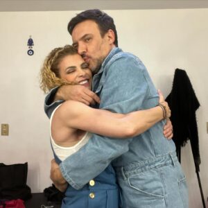 Lisset Instagram - Mi persona favorita! @alexdelamadrid nos conocemos hace más de 30 años y en @mammamia_mx nos hicimos TWINS, no creo en las coincidencias, creo en las diosidencias, y que al final las almas se juntan, coinciden y la empatía se abraza, éste ser y yo empezamos un viaje hermoso y muy aleccionador confeccionándolo juntos y agarrados de la mano, no nos soltamos y sé que no nos vamos a soltar nunca, juntos y agarrados del alma y del arte! Gracias @alexdelamadrid por ser tú! Gracias por ser ese pedazo de actor y cantante que detallaste como filigrana ese Sam tan lleno de todo, y que sigues nutriendo cada función, gracias y que fortuna encontrarnos y en la misma sintonía entender que el arte no se lleva con soberbia, ni con envidias, ni con malas energías, y que cada día nos concentramos en ser mejores para el público que nos hace el favor de pagar un boleto para irnos a ver! En ser mejores para nosotros mismos y crecer como personas y LO LOGRAMOOOOOOOS!! Que bendición tener éstas carreras impecables llenas de amor, arte y generosidad y que lo único que nos interesa es seguir aprendiendo!!! TE AMO MI TWIN!! Sin ti yo no hubiera sido ésta Donna Sheridan que no solo me ha dejado tanta enseñanza y crecimiento, sino que me regresó a LISSET!!! GRACIAS @mammamia_mx  GRACIAS @teatroinsurgentes HASTA LA PRÓXIMA!!! GRACIAS SIEMPRE! (Quítate mi overol) (ahora en Donnas 🤣🤣🤣🤣🤣🤣🤣)