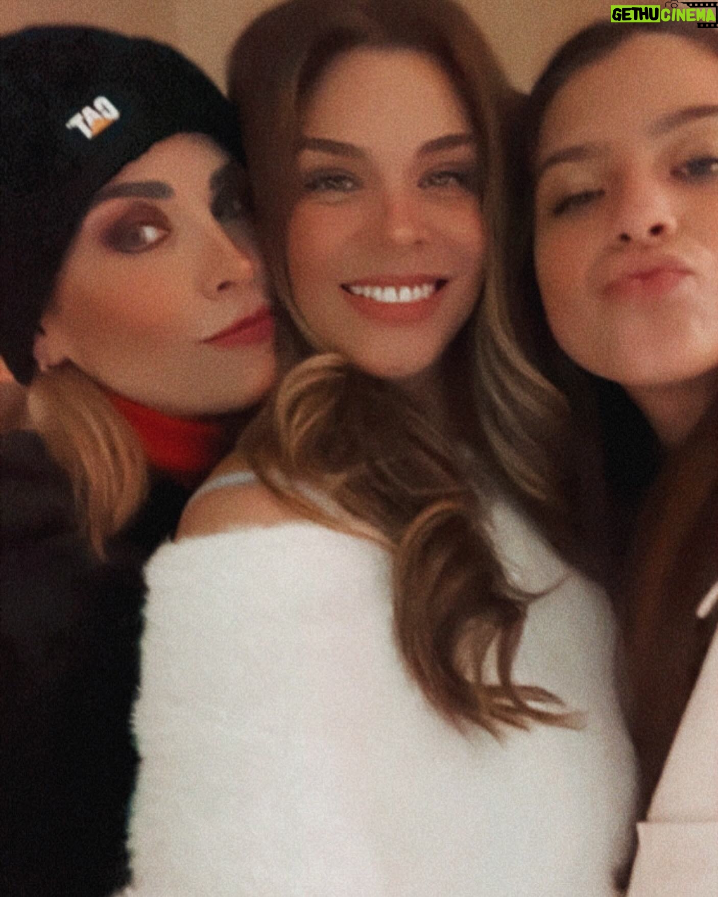 Lisset Instagram - AMORES DE MI VIDA @denysse_gutsal @maria_.ggz Les deseamos la más FELIZ DE LAS NAVIDADES!! 🎄