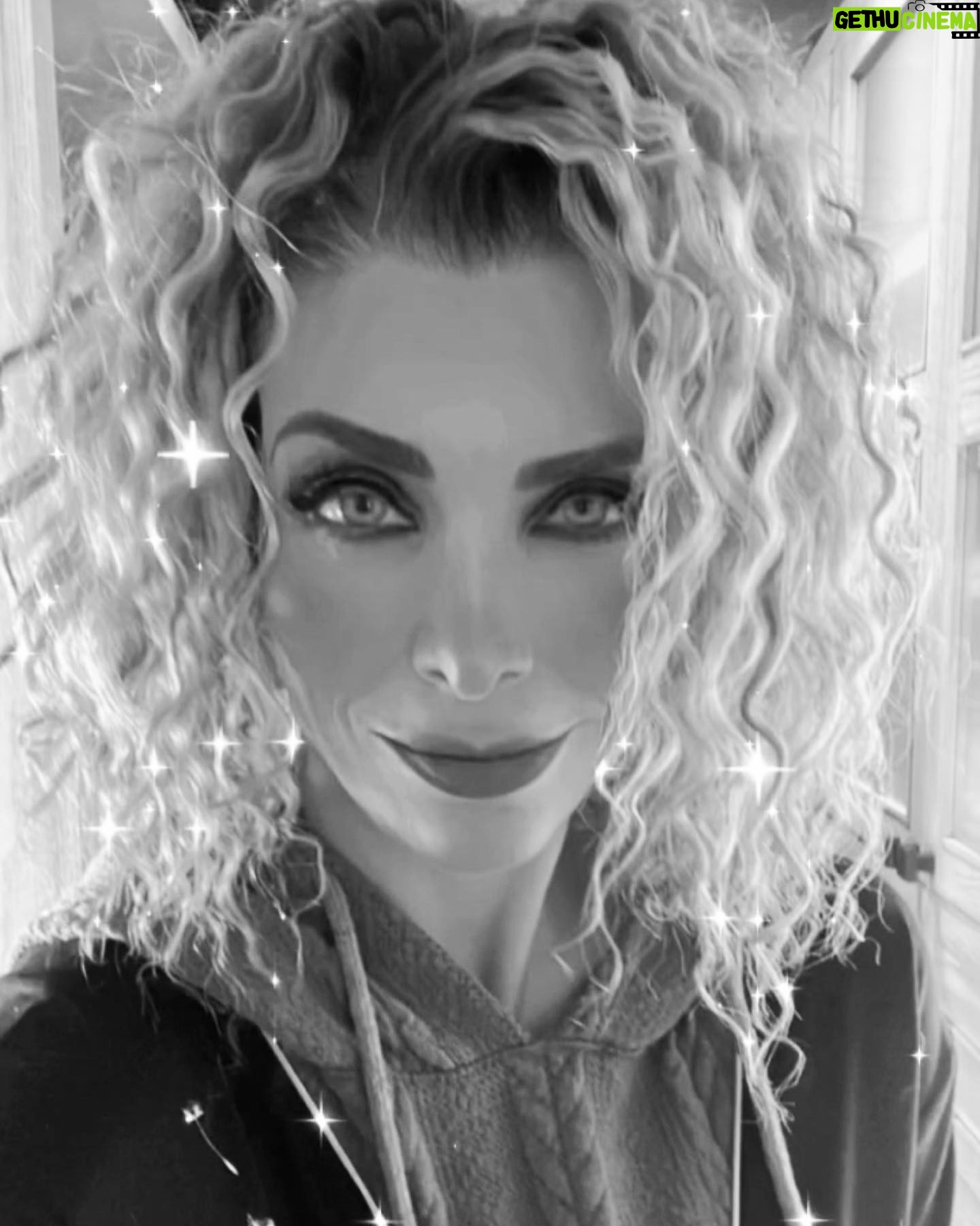 Lisset Instagram - SÉ MÁS DE LO QUE DIGO, PIENSO MÁS DE LO QUE HABLO, OBSERVO MÁS DE LO QUE CUALQUIERA SE PUEDE IMAGINAR Y ME CALLO MÁS DE LO DEBIDO.