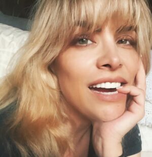 Lisset Instagram - CUANDO TÚ SONRISA HACE TODA LA DIFERENCIA GRACIAS @dentalofficemx @drarturoarciniega Y UN EQUIPO DE MUJERES ESPECTACULARES Y CHINGONAS EN TODA LA EXTENSIÓN DE LA PALABRA GRACIAS @ale_pquiros