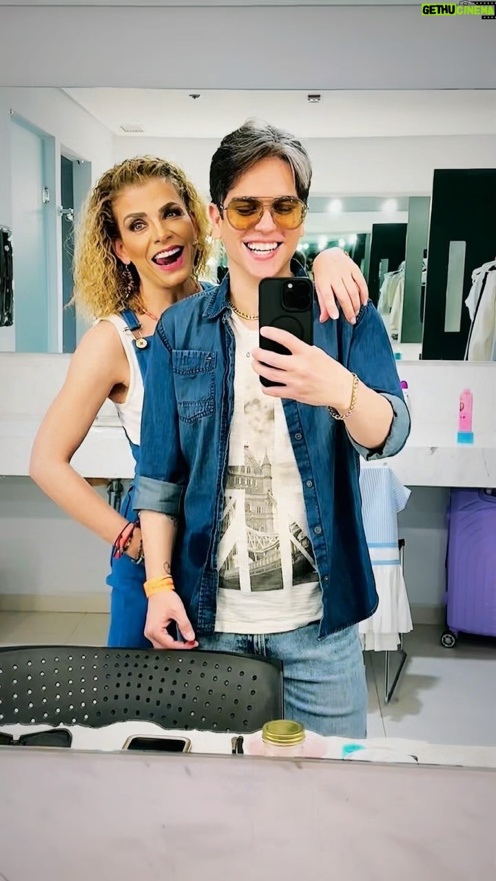 Lisset Instagram - Dicen que Febrero loco y este 2024 comprobé que es cierto, porque inicié este mes trabajando con esta belleza de mujer con la que se vuelve imposible no volverte loco de amor. Mi Lisset hermosa, no tengo palabras para agradecerte el bien que me hiciste todos estos días, lo terapéuticas que fueron todas las risas, así como cada una de las pláticas en las que pudimos profundizar. Me dejas impactado con el talento que tienes, con tu forma de trabajar, con la disposición y la alegría que hiciste cada una de las mil entrevistas en las que participaste, pero lo más impresionante de todo es tu calidad humana, la luz que irradias y todo el amor y alegría que generas a todo tu alrededor. Eres única y soy la persona más afortunada del mundo al poder contarte el día de hoy como una gran amiga y como una gran complice de momentos felices. Felicidades por 3 funciones llenas en el Auditorio Pabellón M; valió mucho la pena la chinga y tus desmañanadas. You are my Dancing Queen ¡TE ADORO! En otros temas… que gusto conocerlos y que lujo poder disfrutar de su talento tan cerquita, gracias por ser personas tan lindas conmigo estos días de funciones @soysofiacarrera @alexdelamadrid @armandoarrochao @pacsrubio @mau_salas @luja_ son unos chingones.