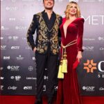 Lisset Instagram - En los premios @losmetromx una pareja fuera de serie @alexdelamadrid luciendo el hermoso vestuario del gran @angelfarfalla la idea de ir de telón porque era alusivo al mural de Diego Rivera de nuestro @teatroinsurgentes fue de mi bro (para variar) @oscarapia gracias por su creatividad!! Los amoooooo!!!