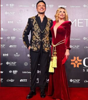 Lisset Instagram - En los premios @losmetromx una pareja fuera de serie @alexdelamadrid luciendo el hermoso vestuario del gran @angelfarfalla la idea de ir de telón porque era alusivo al mural de Diego Rivera de nuestro @teatroinsurgentes fue de mi bro (para variar) @oscarapia gracias por su creatividad!! Los amoooooo!!!
