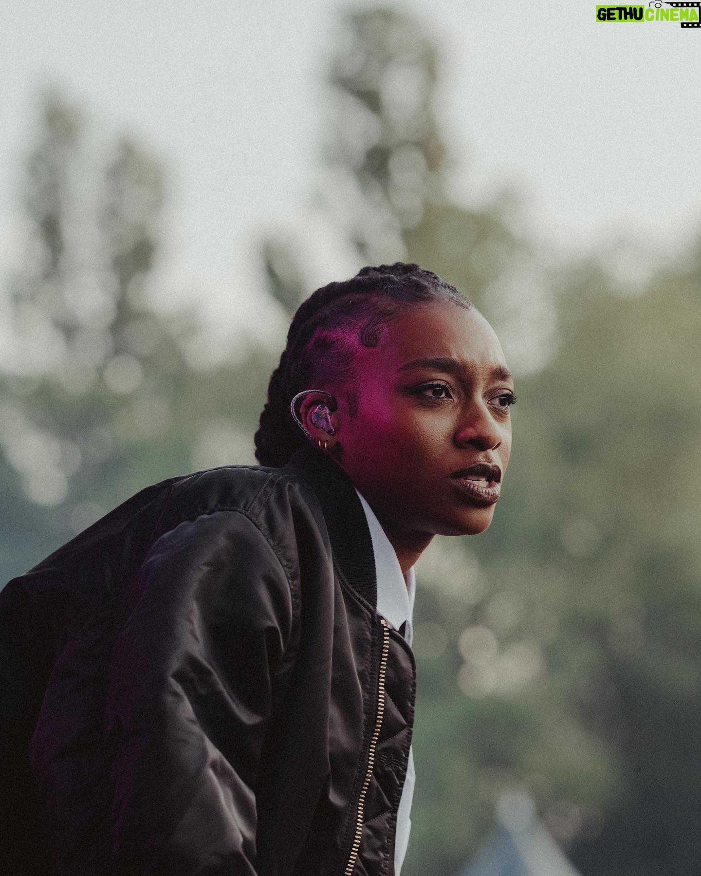 Little Simz Instagram - Belgium 🇧🇪 you set the tone for the summer 🫶🏿 Festival szn in full effect. I pray you don’t miss this new show, catch me somewhere 🗺️