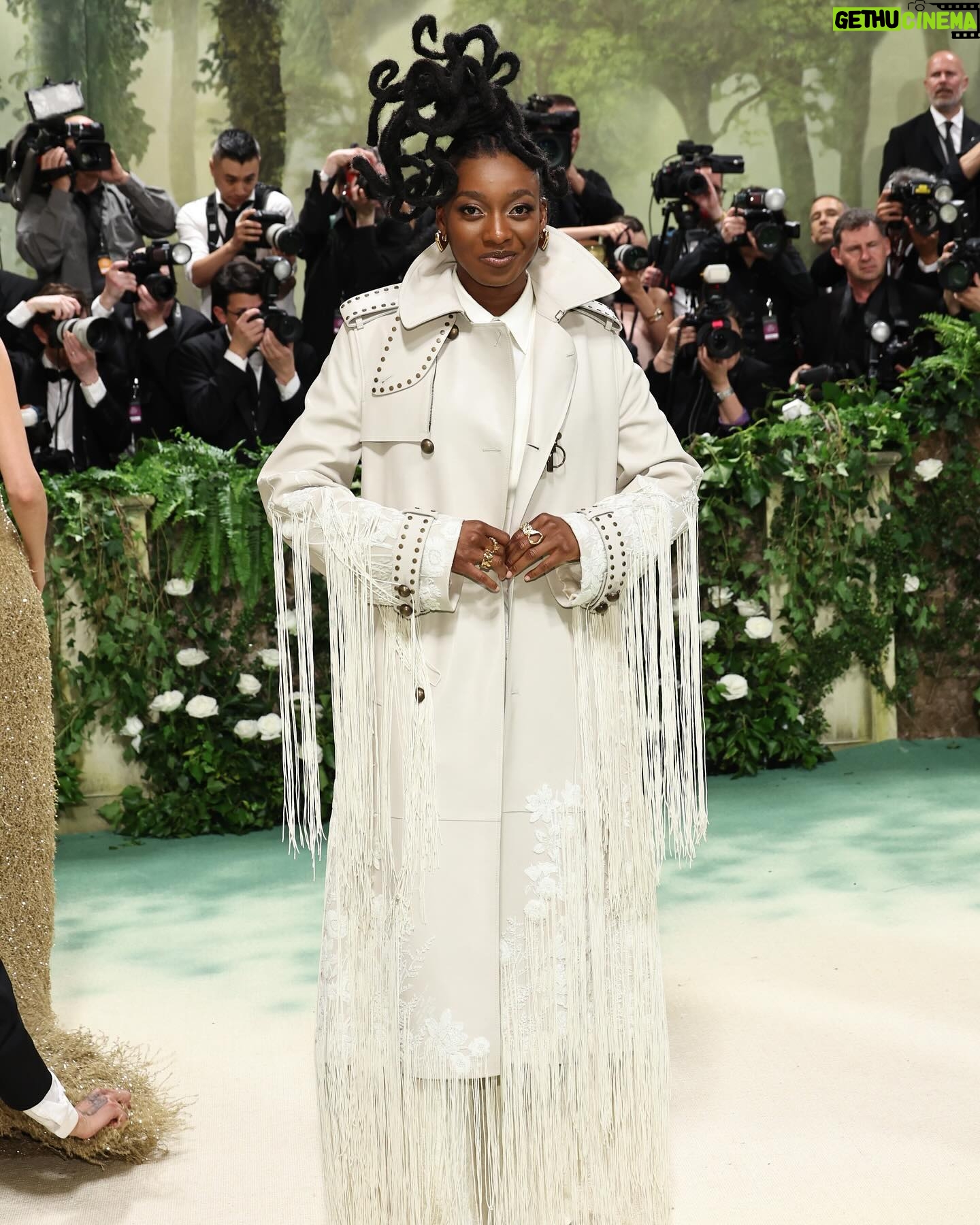 Little Simz - 126K Likes - Met 24’ @burberry 🤍🪄
Hair @officiallychantelle
Make up @nibrasmakeup