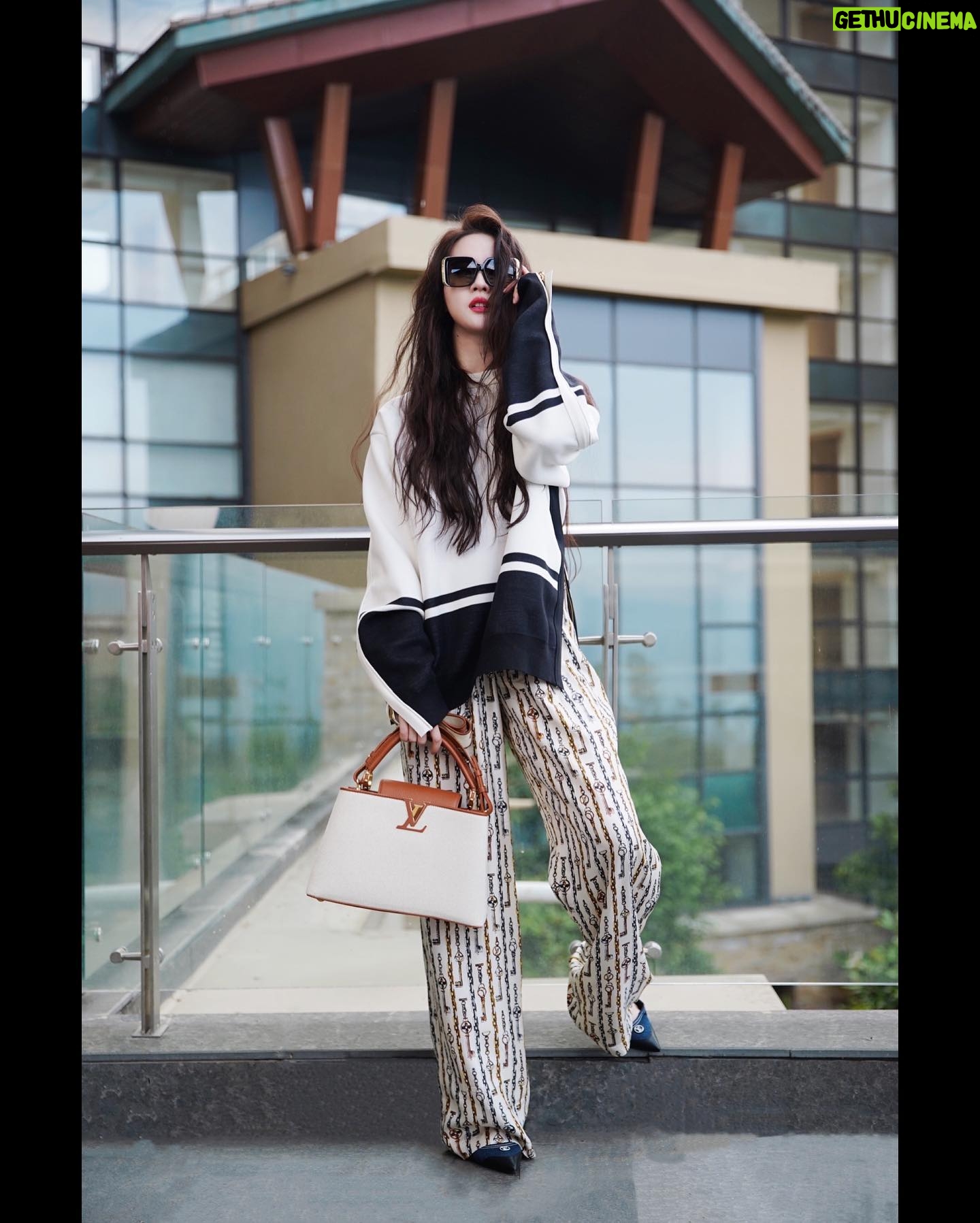 Liu Yifei Instagram - Had a photoshoot after wrap…enjoying the view #LVArchlight @louisvuitton #louisvuitton