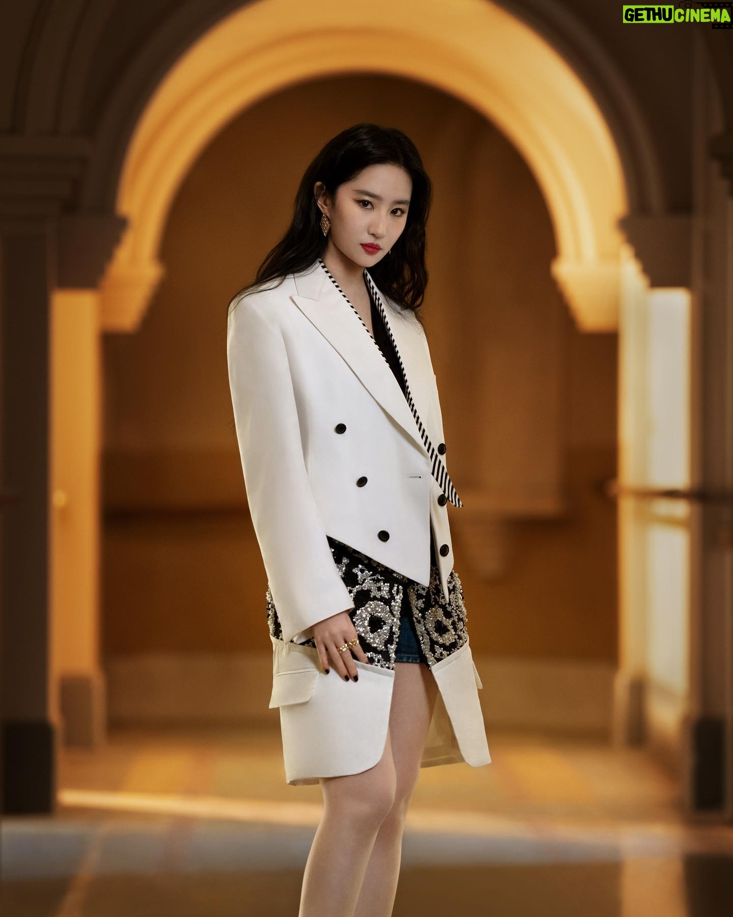 Liu Yifei Instagram - Thank you for the gift @louisvuitton! Looking forward to the show! #LVFW22 @NicolasGhesquiere #Louisvuitton #LVMoonlight