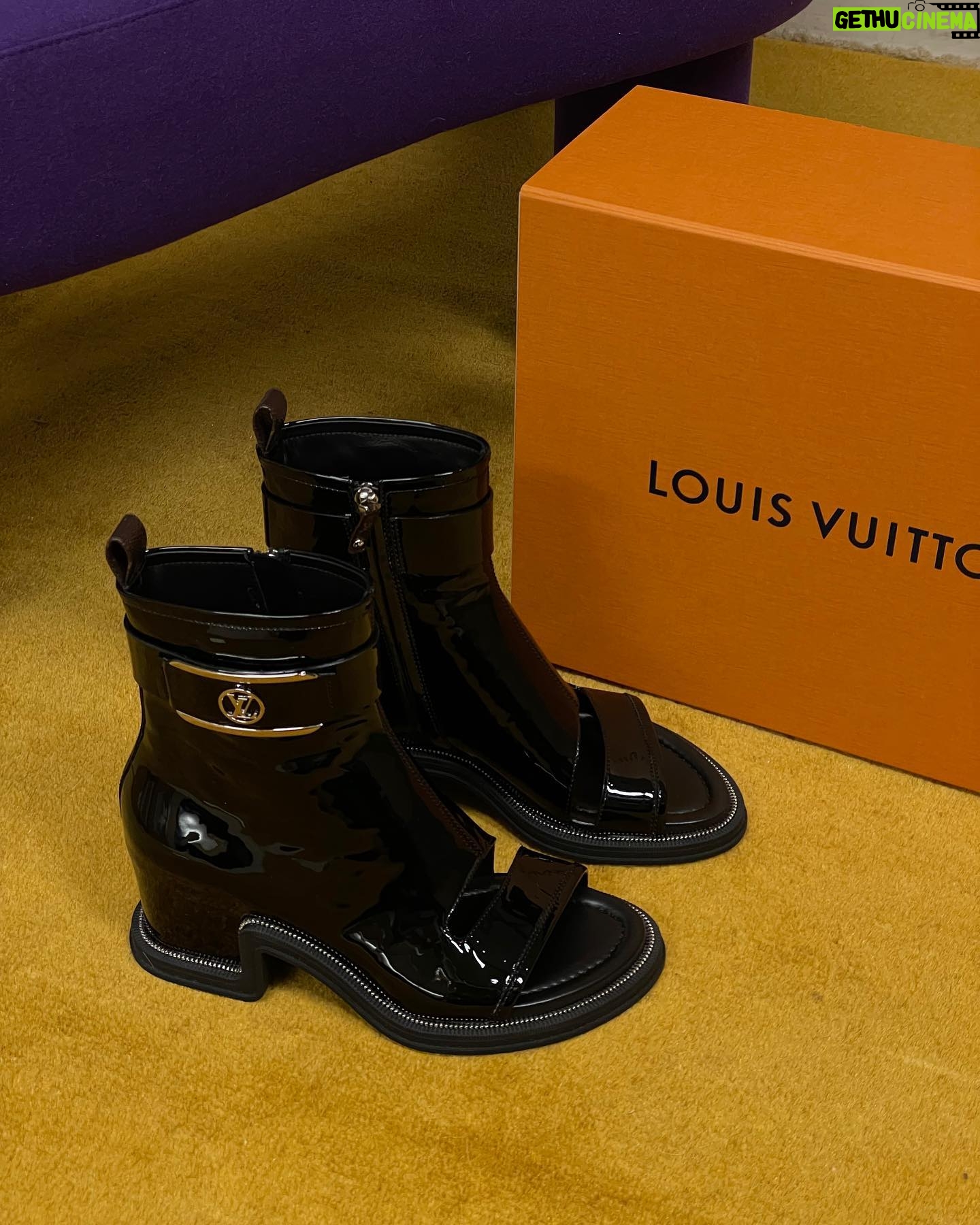 Liu Yifei Instagram - Thank you for the gift @louisvuitton! Looking forward to the show! #LVFW22 @NicolasGhesquiere #Louisvuitton #LVMoonlight