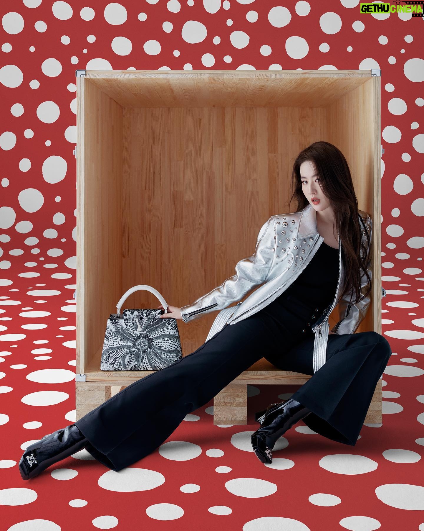 Liu Yifei Instagram - 👜 #LVxYayoiKusama @louisvuitton #louisvuitton
