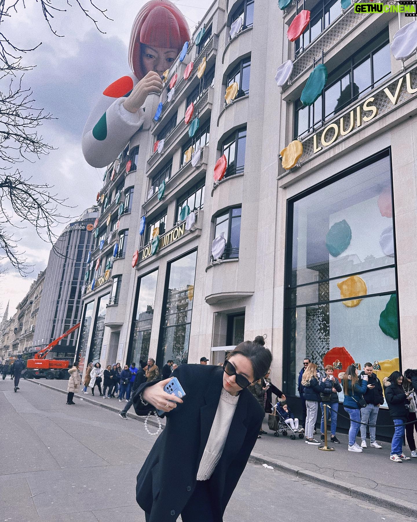 Liu Yifei Instagram - Shopping day 🛍️👜 @louisvuitton #louisvuitton
