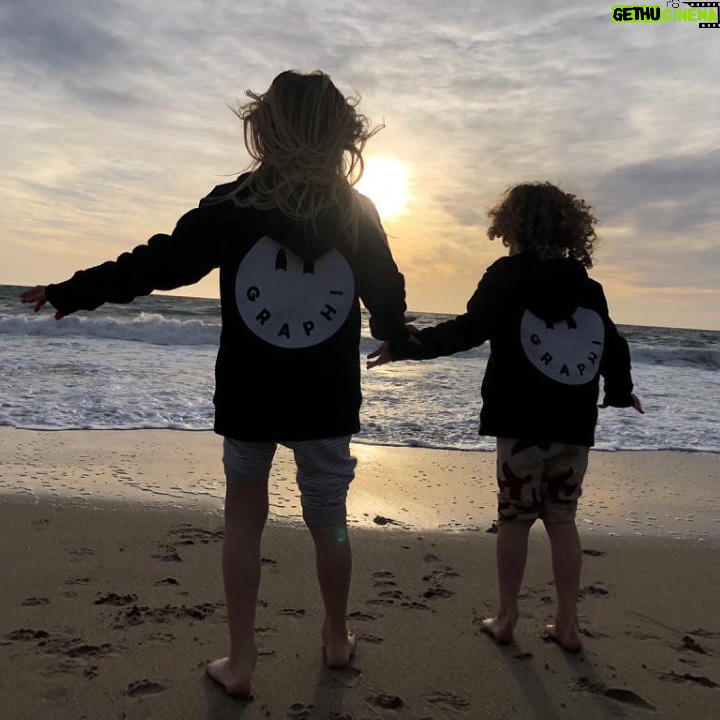 Liv Tyler Instagram - Thank you ocean 💗 @graphigang 🥰