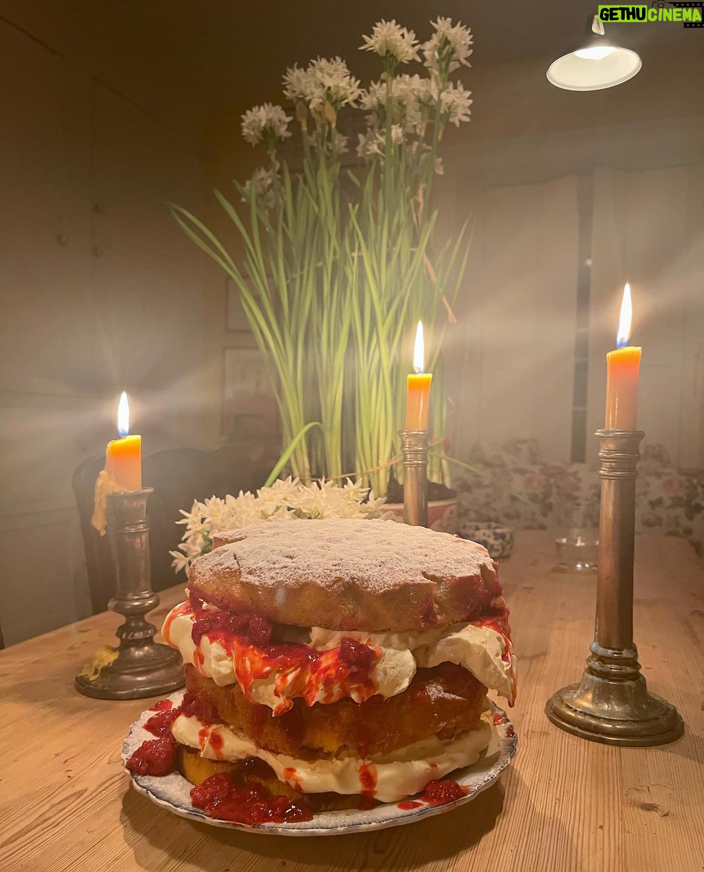 Liv Tyler Instagram - 😍 A beautiful cake made by 😍 beautiful friends @mccormickcharlie @benpentreath 🥰 lucky me!!!🥰 the most delicious Victoria sponge cake EVER!!!!!