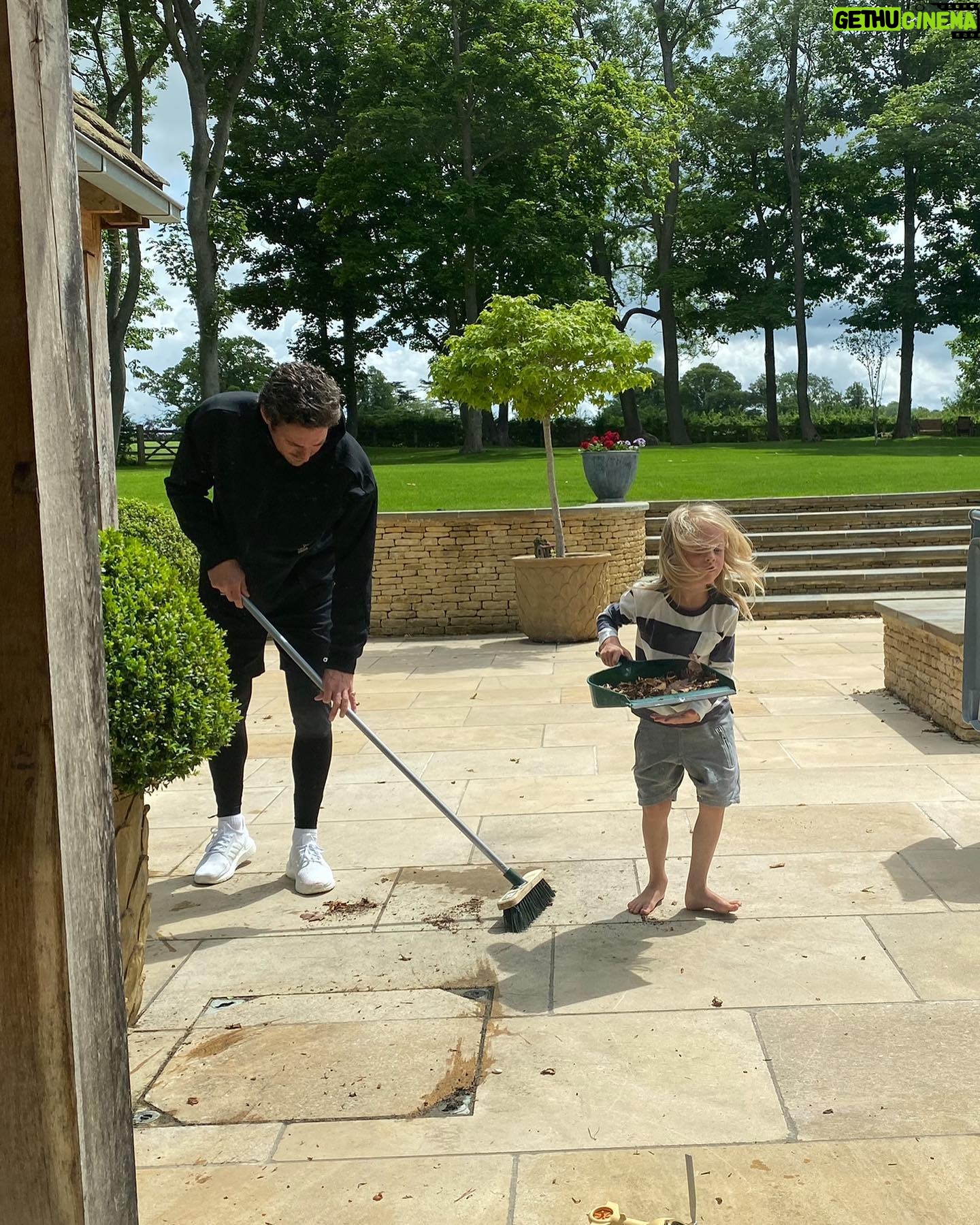 Liv Tyler Instagram - Tending to his garden @davidgardner happy happy daddy’s day. Thank you for your love 💕