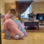 Liv Tyler Instagram – 💗🦄💗 A Unicorn 💗🦄 💗
wearing a unicorn dress , riding on a unicorn with wheels , holding a pink unicorn tight 💗🦄💗 Lula rose 🥀 💗