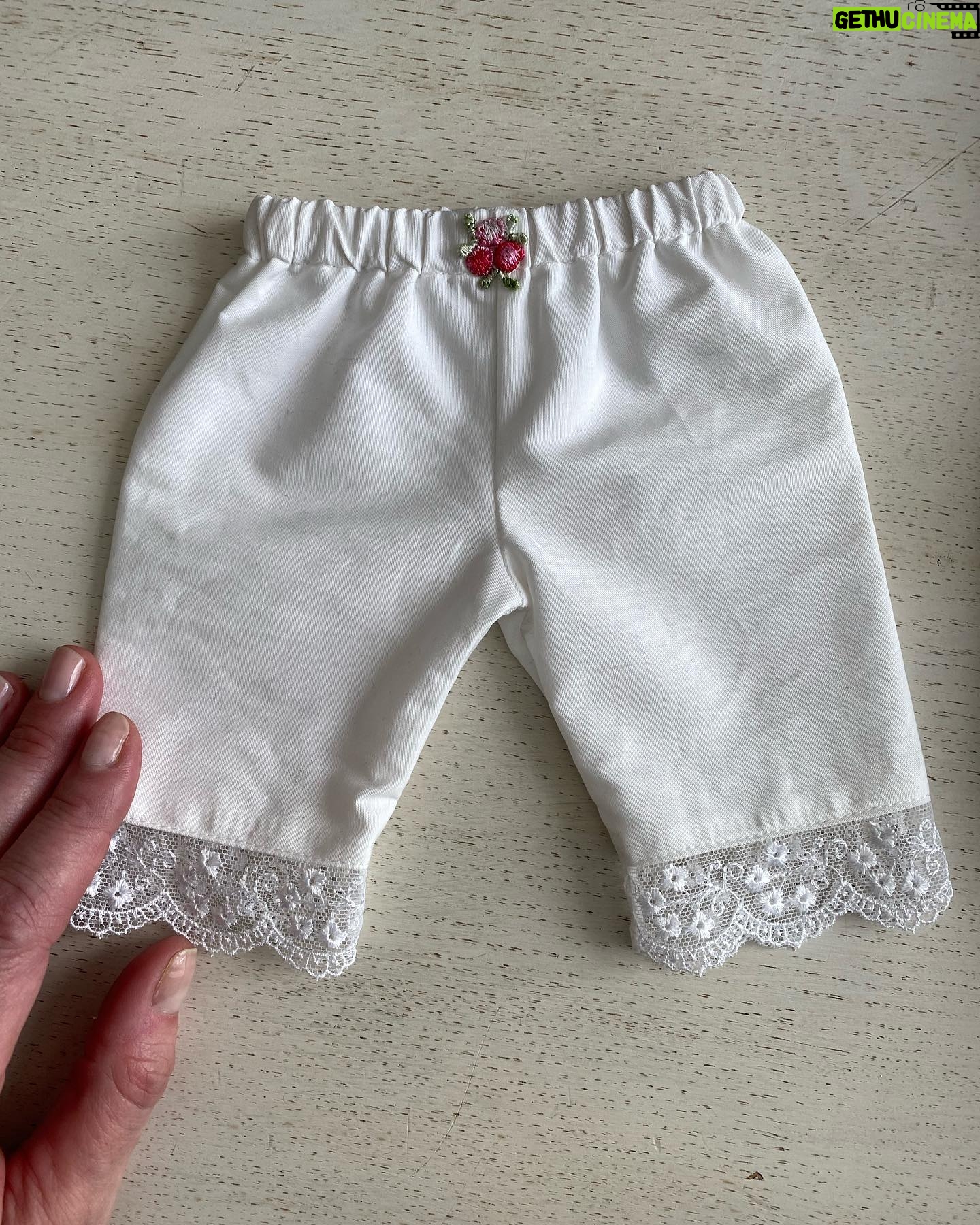 Liv Tyler Instagram - Thank you @lewisandcrane for the most beautiful hand made dresses for Lula and her dolly 😍💗🥰