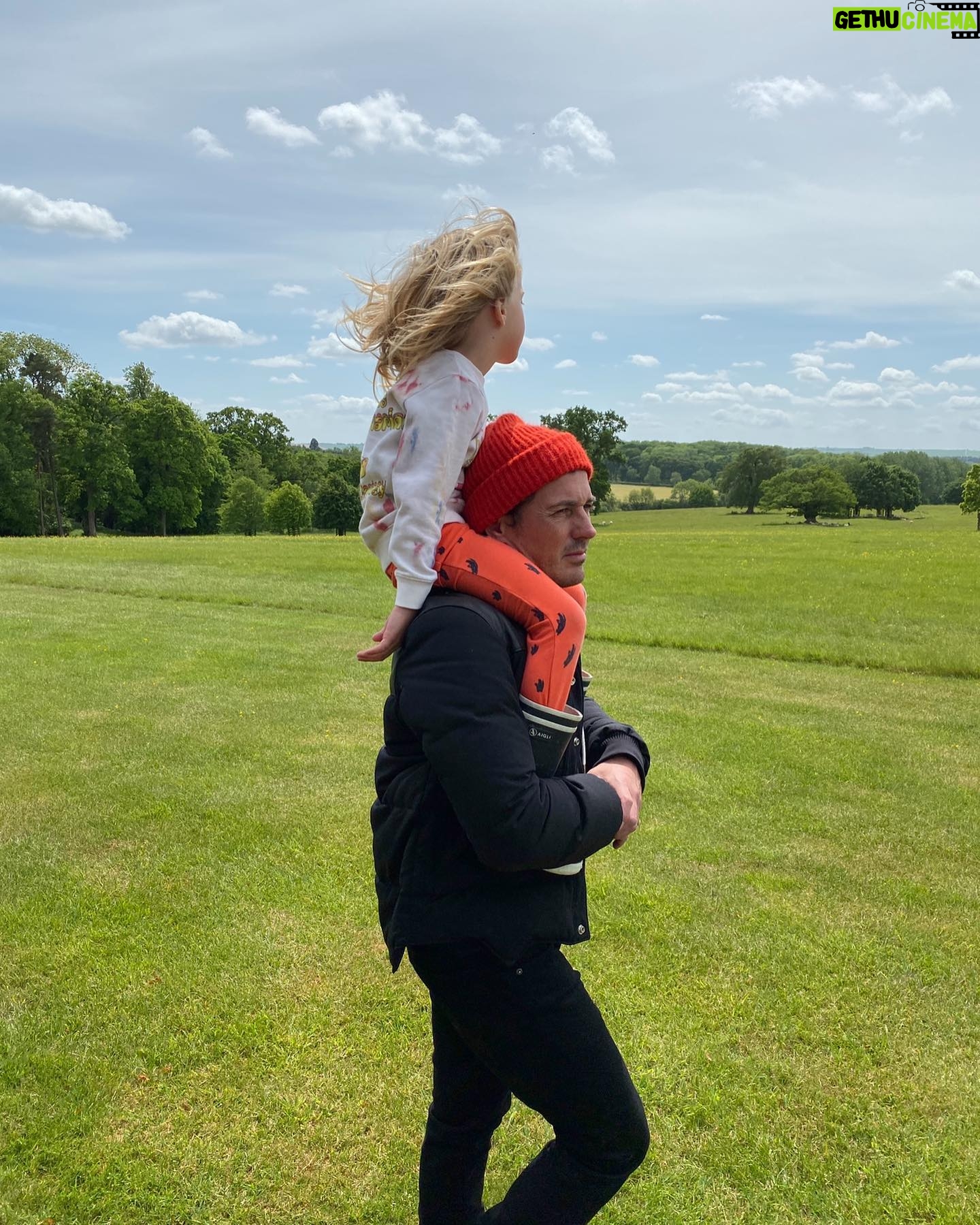 Liv Tyler Instagram - Tending to his garden @davidgardner happy happy daddy’s day. Thank you for your love 💕