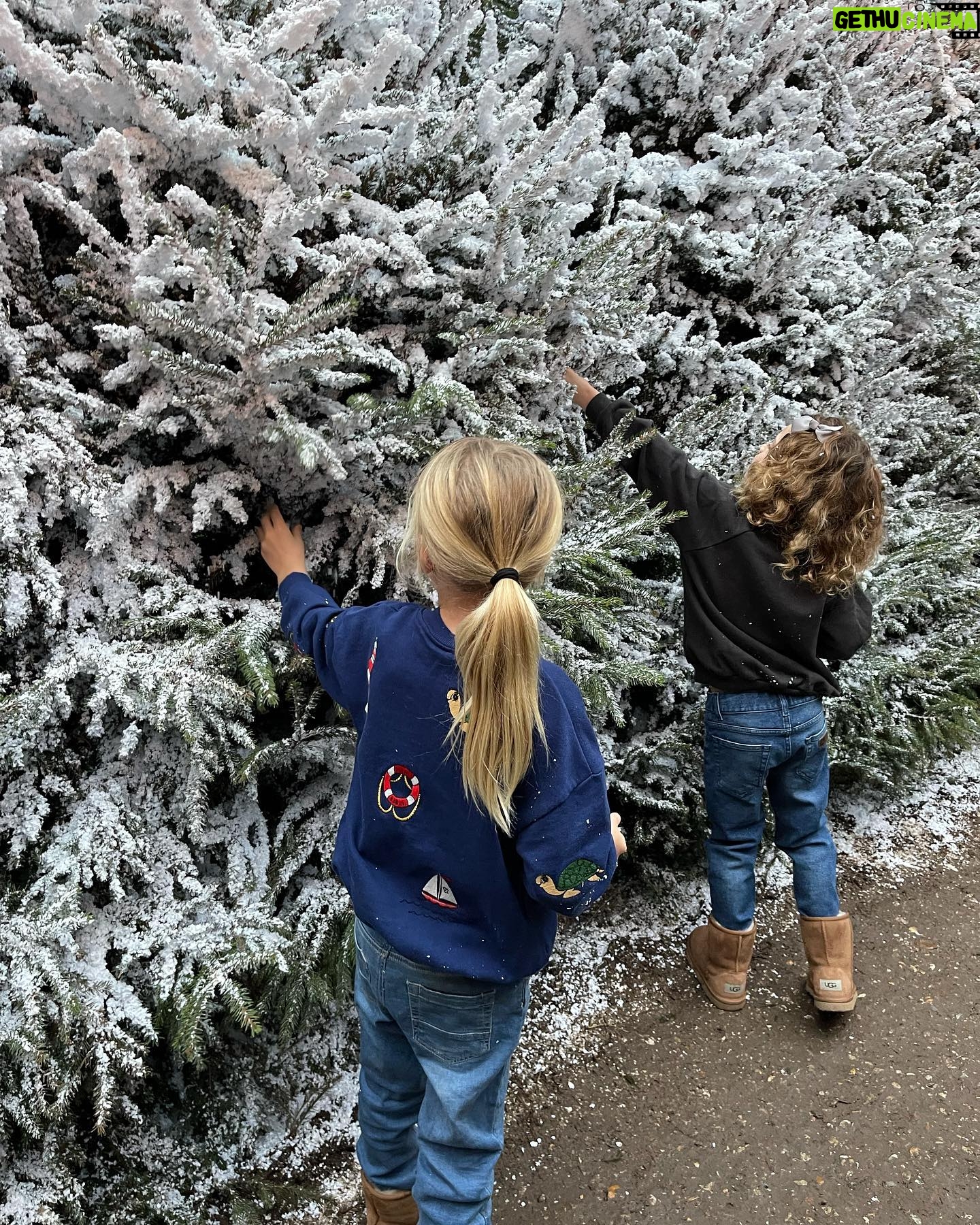 Liv Tyler Instagram - Naughty or nice …. Little Lula caught in the act pulling big brothers hair 🤣🙈🤪 so fun visiting Santa and his magical universe @laplanduk
