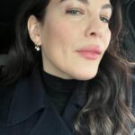 Liv Tyler Instagram - 🌷🌷Morning Monday 🌷🌷 Some days momma’s gotta pull it together and pretend to be the HBIC. Though it doesn’t feel that way 🙈😂🤪 Mondays a good beginning … to try your best.