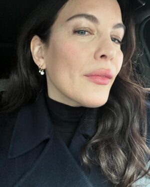 Liv Tyler Instagram - 🌷🌷Morning Monday 🌷🌷
Some days momma’s gotta pull it together and pretend to be the HBIC. Though it doesn’t feel that way 🙈😂🤪 
Mondays a good beginning … to try your best.