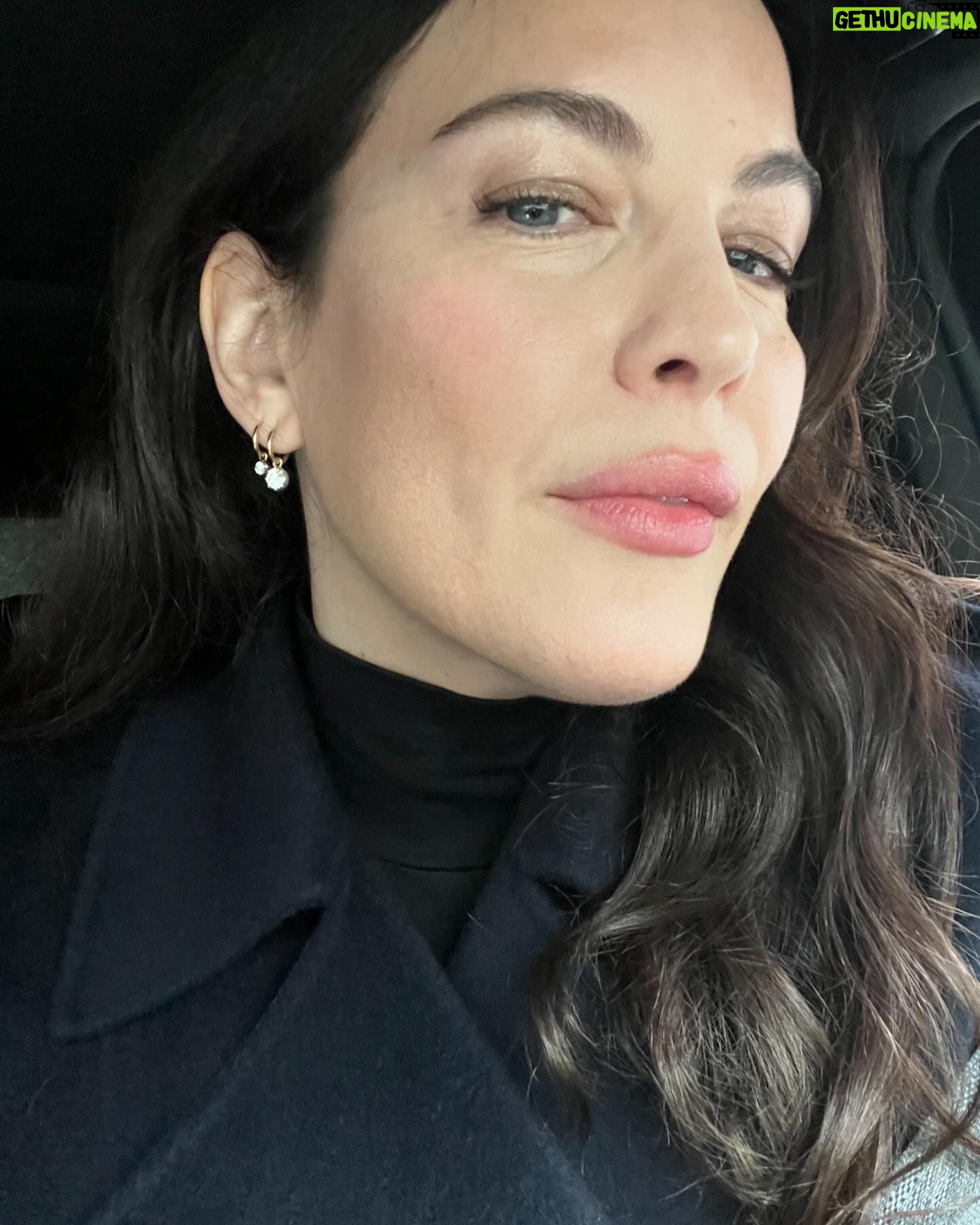 Liv Tyler - 80.7K Likes - 🌷🌷Morning Monday 🌷🌷
Some days momma’s gotta pull it together and pretend to be the HBIC. Though it doesn’t feel that way 🙈😂🤪
Mondays a good beginning … to try your best.