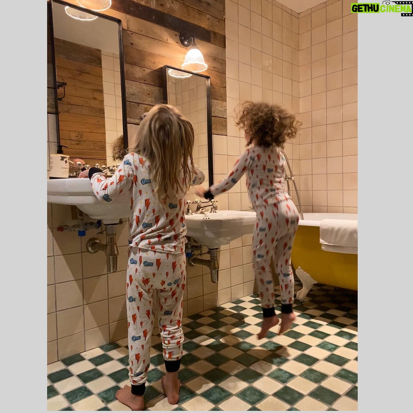 Liv Tyler Instagram - 💗jumping for joy 💗 Lula rose and sailor gene brushing their teeth . Happy happy birthday # 4 baby girl !!!! We love you to the farthest planet and back again. Night night 😴🥰 thank you grandma Bebe @realbebebuell for our favorite pajamas @davidbowie @the_real_iman ✨