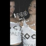 Liv Tyler Instagram - @voguemagazine @stellamccartney . The story of our very first Met Ball , wearing T shirts 🤣👯‍♀️💕 thank you vogue and Anna Wintour for these wonderful memories. #metgala