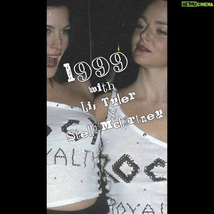 Liv Tyler Instagram - @voguemagazine @stellamccartney . The story of our very first Met Ball , wearing T shirts 🤣👯♀️💕 thank you vogue and Anna Wintour for these wonderful memories. #metgala